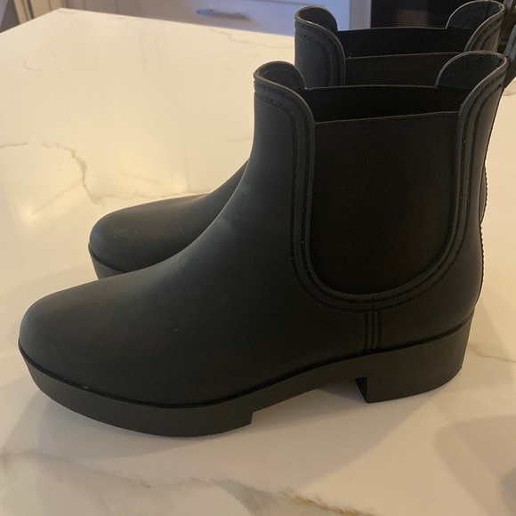 Rain booties- size 9-too narrow for my feet - Picture 1 of 7